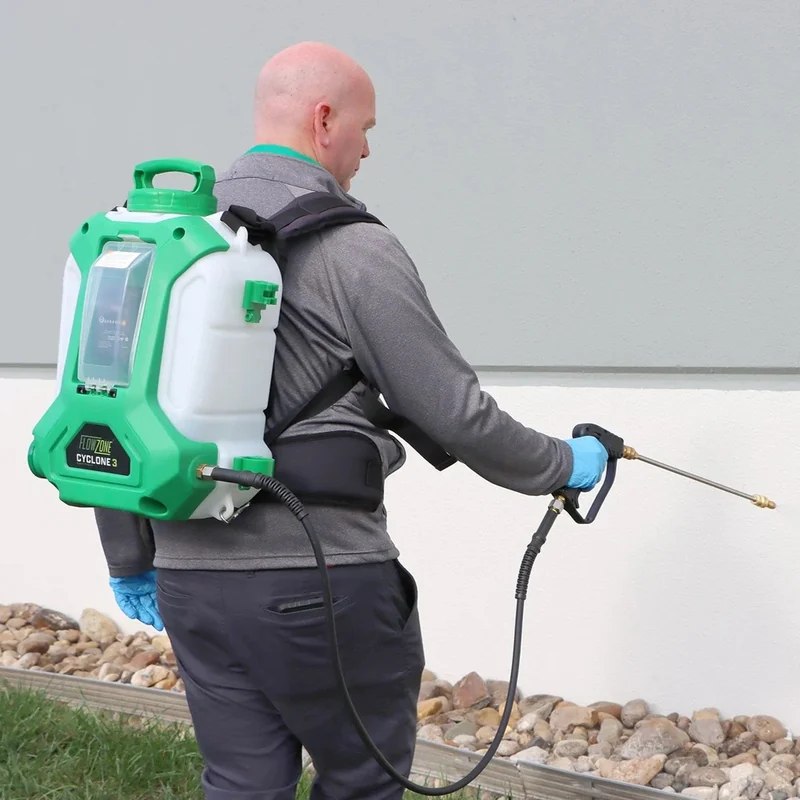 Genuine photograph of an operator using Cyclone 3